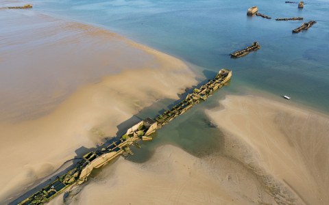 asnelles-plage-du-debarquement-port-©-francis-cormon